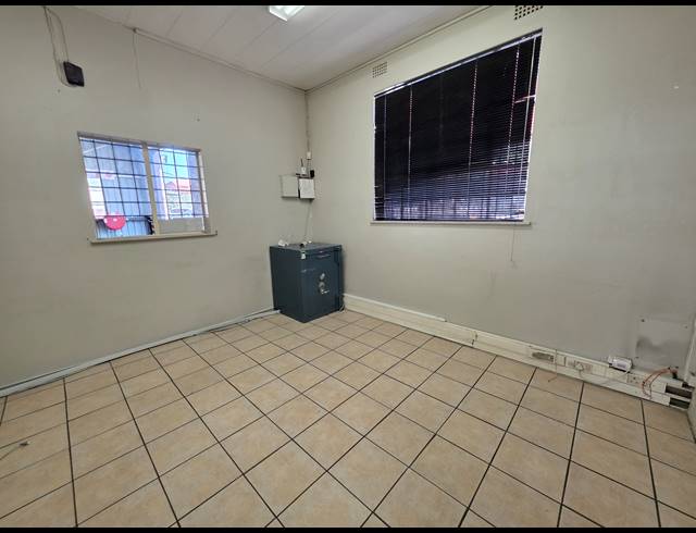 900M² WAREHOUSE FOR SALE IN ROBERTSHAM